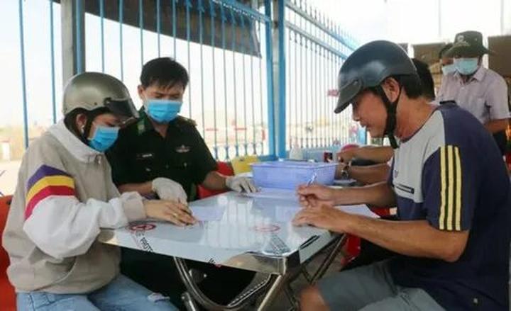 Áo sơ mi cổ bèo: Áo sơ mi cổ bèo là một trong những lỗi thời trong thời trang mà