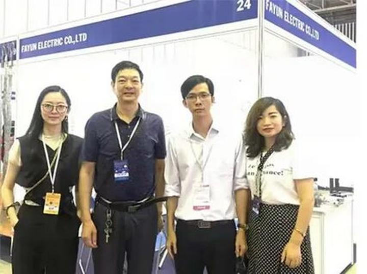 Hotspot Matrix và 2 kiểu áo hot nhất hè này: Giá chưa đến 100k mà giúp vóc dáng thon thả